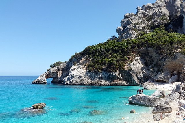 Vacanze in Sardegna: i vantaggi di prendere il traghetto e quando partire