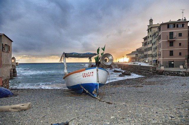 Spiaggia di Boccadasse: mare e borgo iconico di Genova